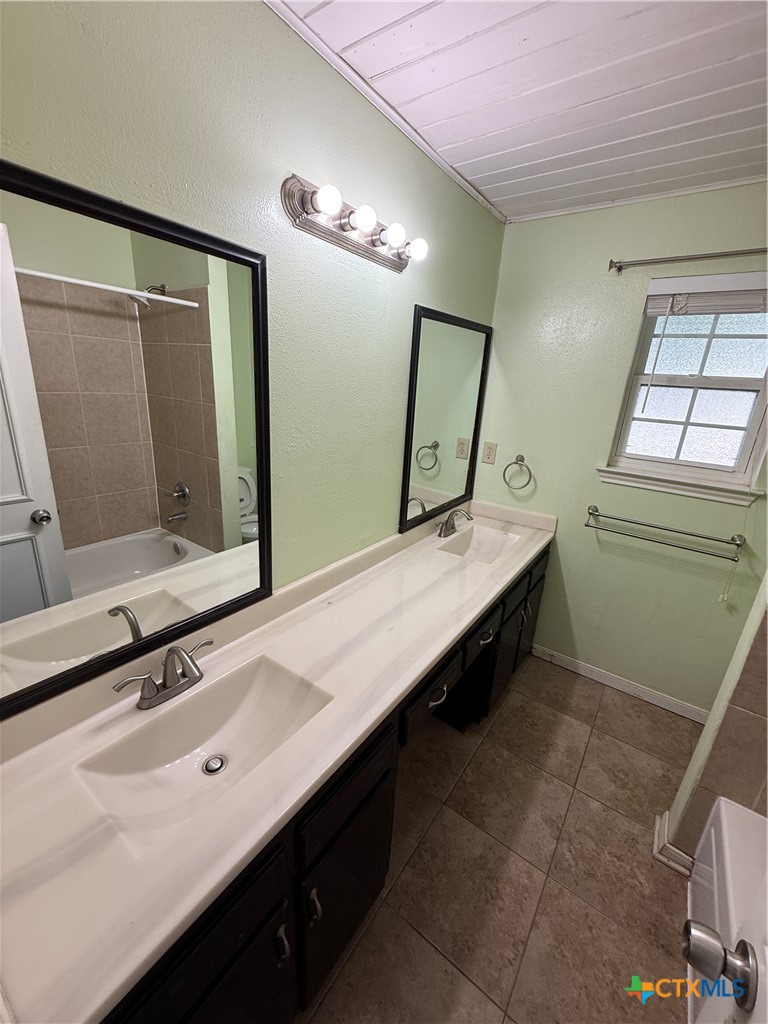 2401 Ridglea Court Property Photo 8