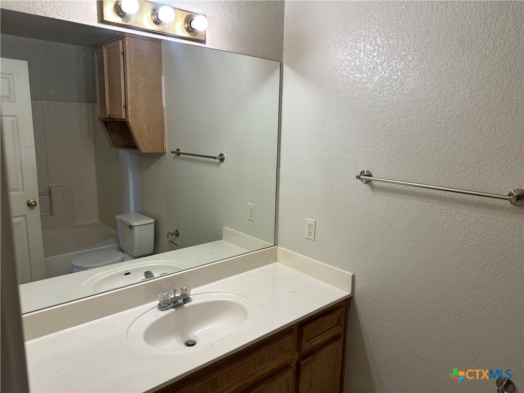 5204 Daybreak Drive Property Photo 2