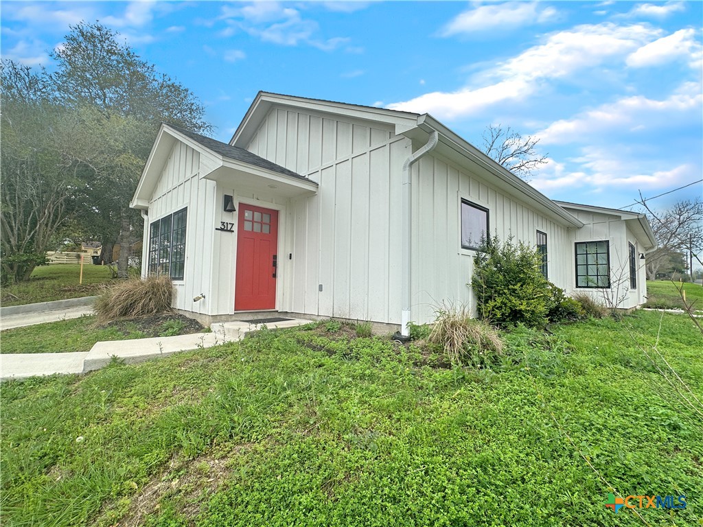 317 8th Street Property Photo 1