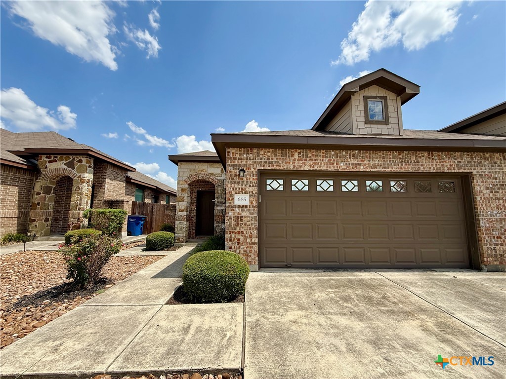 685 Creekside Circle Property Photo 1