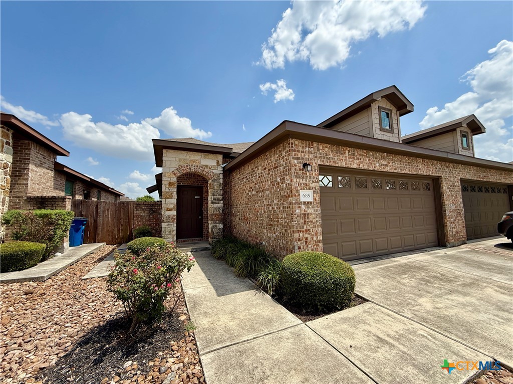 685 Creekside Circle Property Photo 2