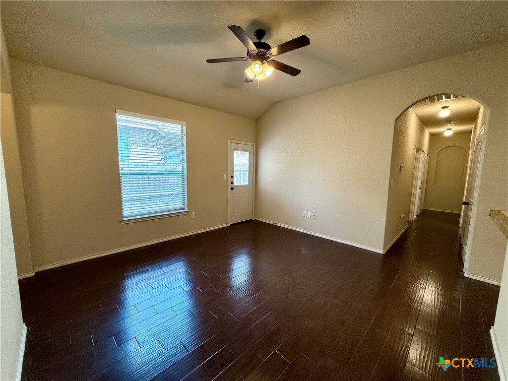 685 Creekside Circle Property Photo 4