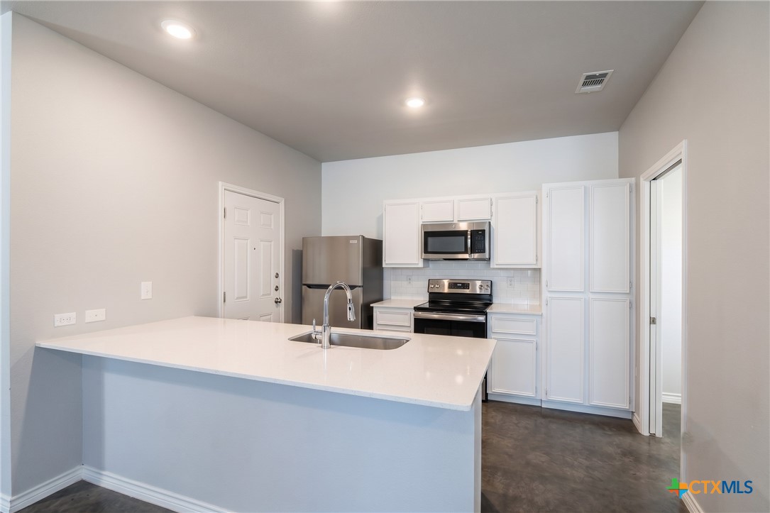 300 Lowes Boulevard B Property Photo 7