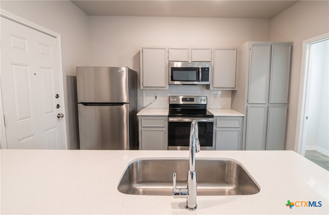 300 Lowes Boulevard B Property Photo 8