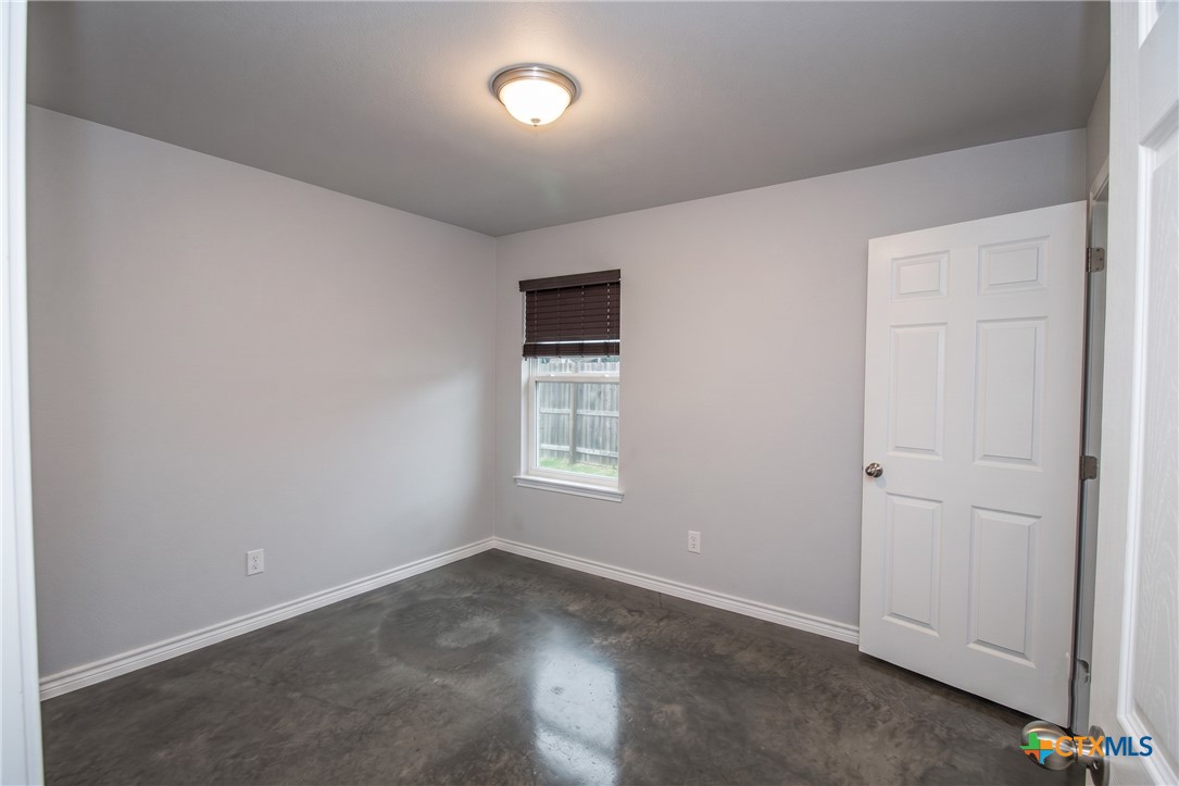 300 Lowes Boulevard B Property Photo 10