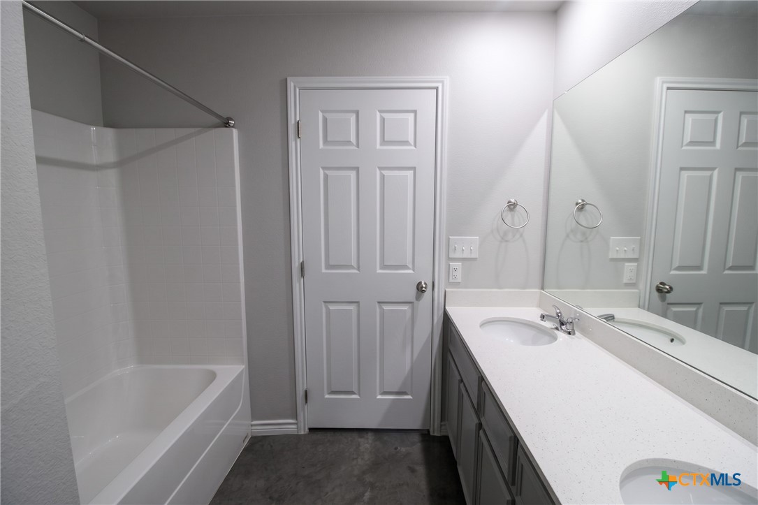 300 Lowes Boulevard B Property Photo 17