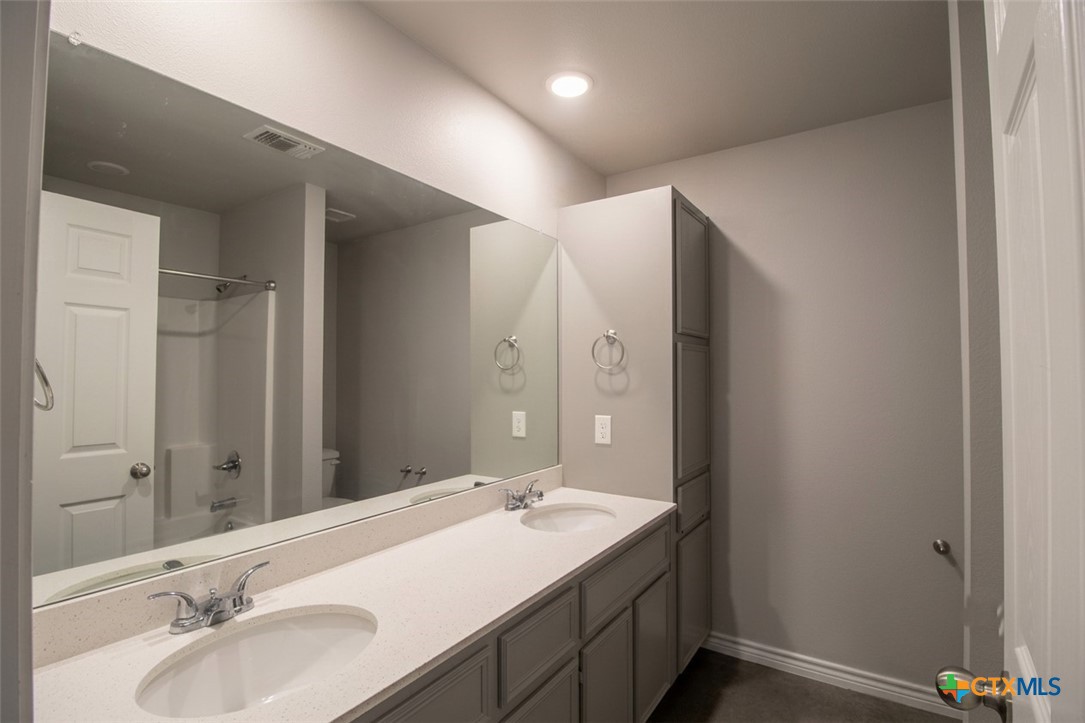 300 Lowes Boulevard B Property Photo 18
