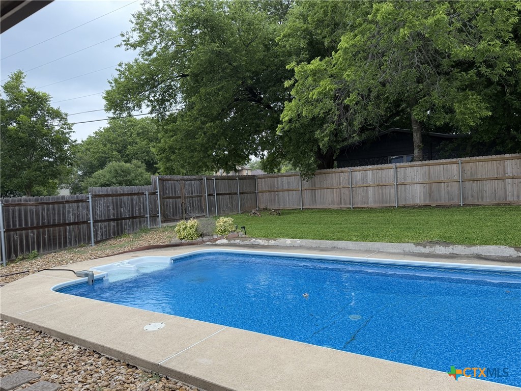 621 S Roy Reynolds Drive Property Photo 12