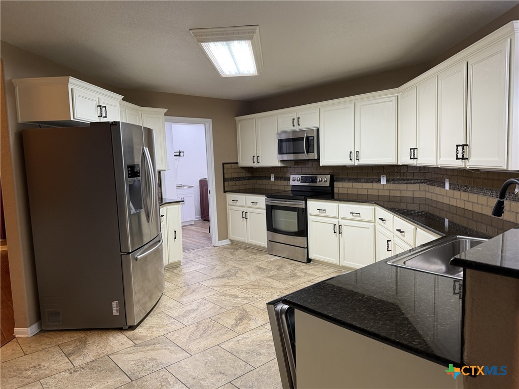 621 S Roy Reynolds Drive Property Photo 17