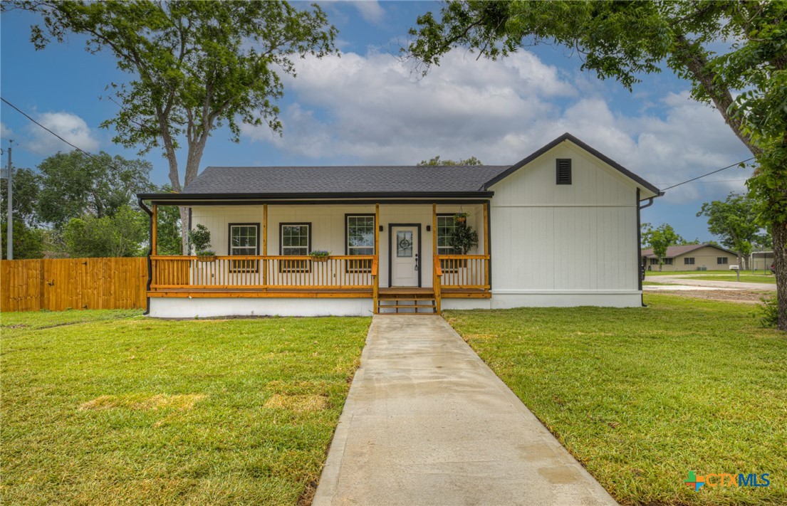 312 N Lavernia Property Photo 1