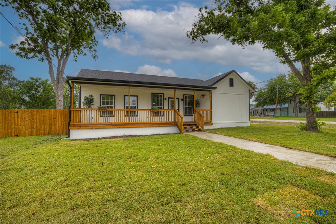 312 N Lavernia Property Photo 3