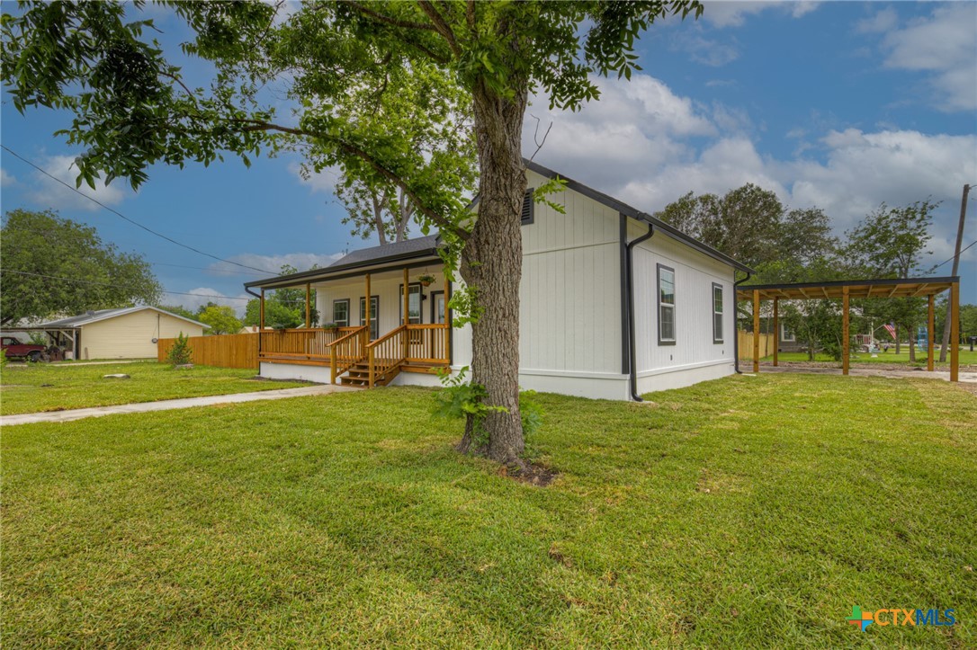 312 N Lavernia Property Photo 4