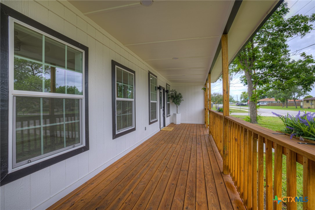 312 N Lavernia Property Photo 5