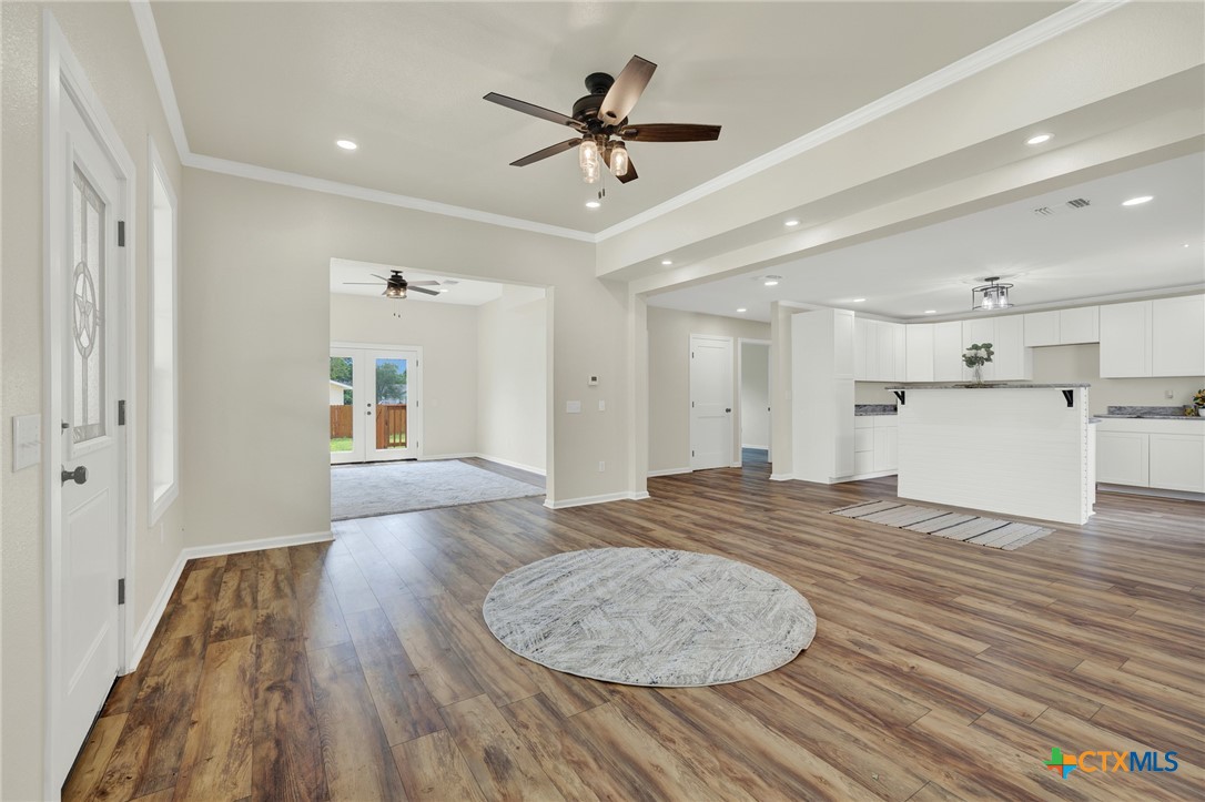 312 N Lavernia Property Photo 10