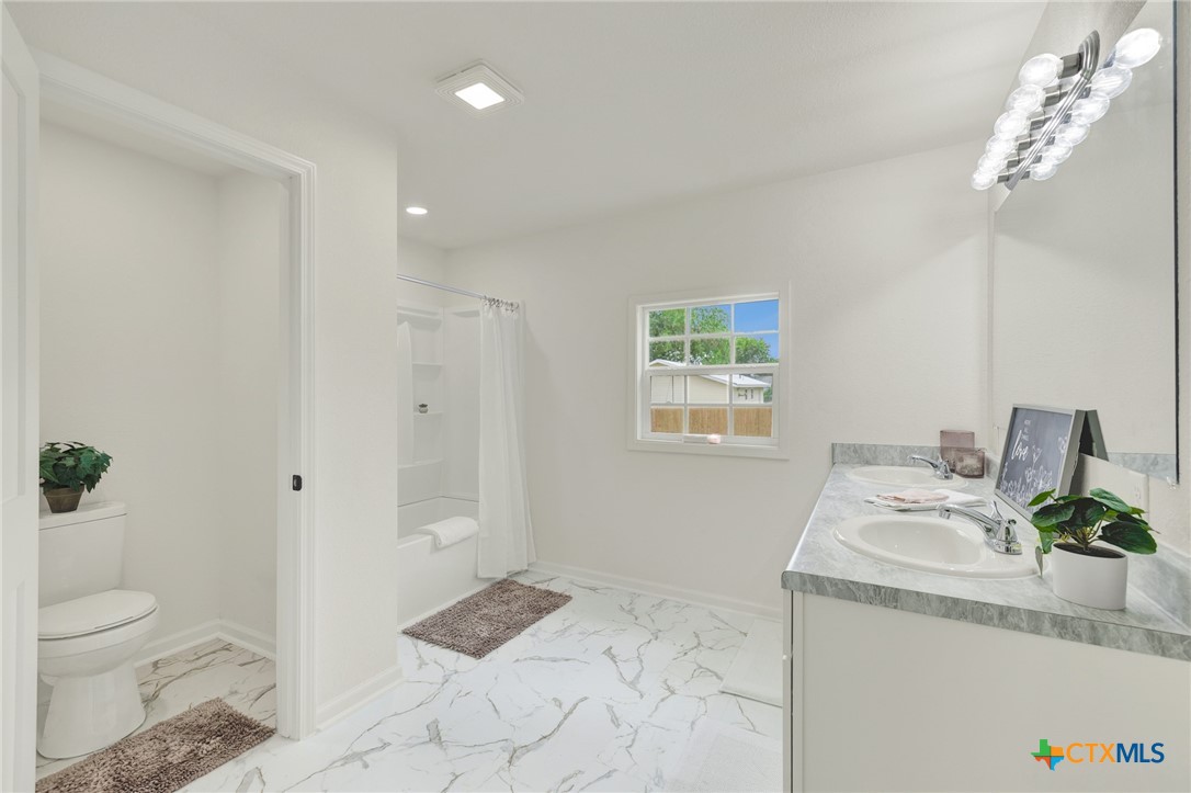 312 N Lavernia Property Photo 19
