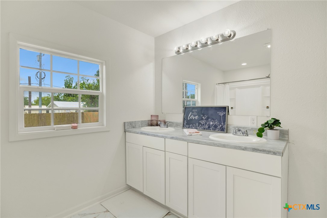 312 N Lavernia Property Photo 21