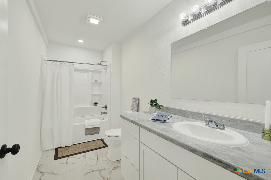 312 N Lavernia Property Photo 25