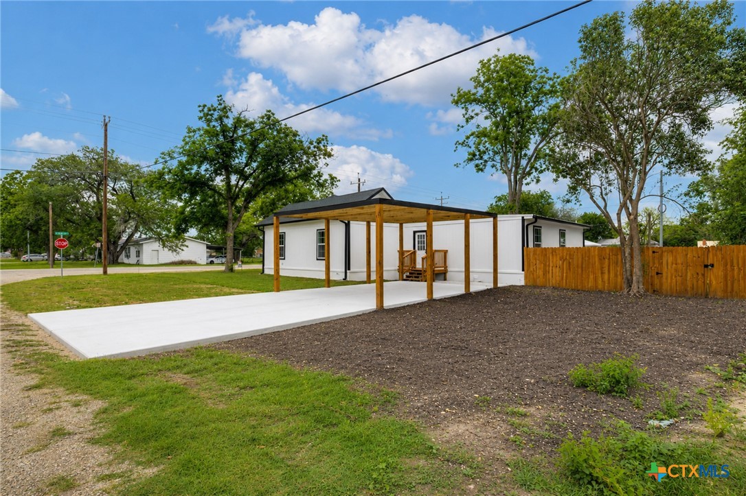 312 N Lavernia Property Photo 34