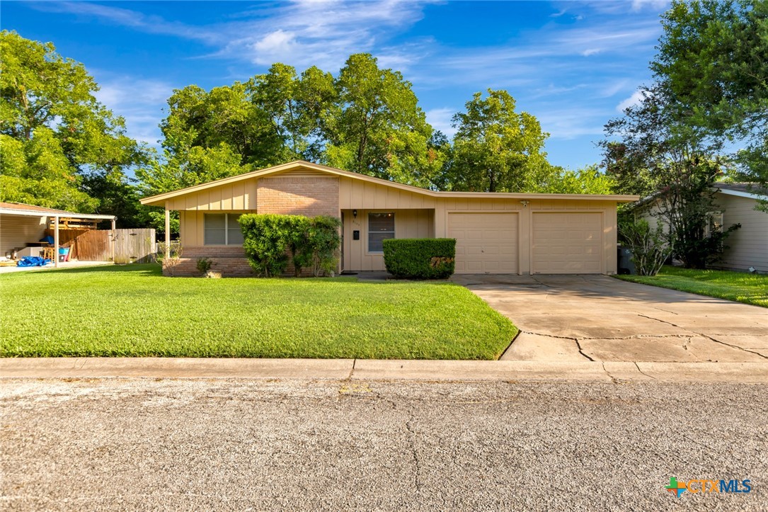 2105 E Mistletoe Avenue Property Photo 1