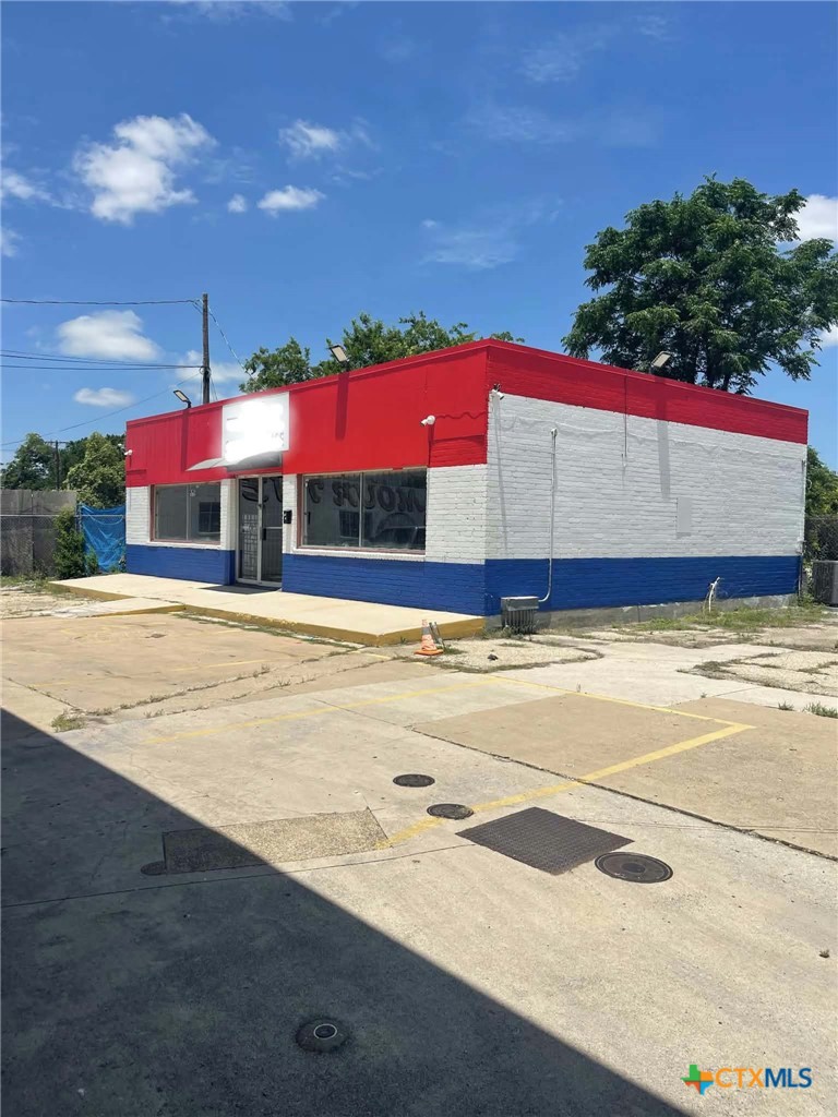519 W Veterans Memorial Boulevard Property Photo 1