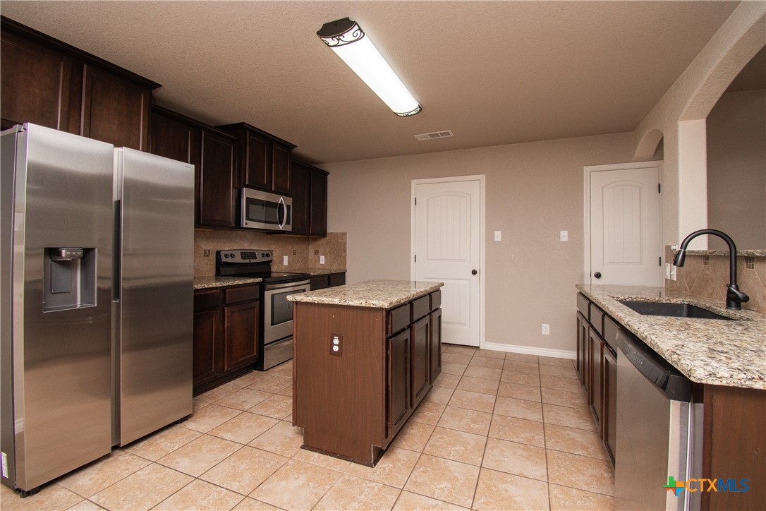 9805 Kaitlyn Drive Property Photo 6