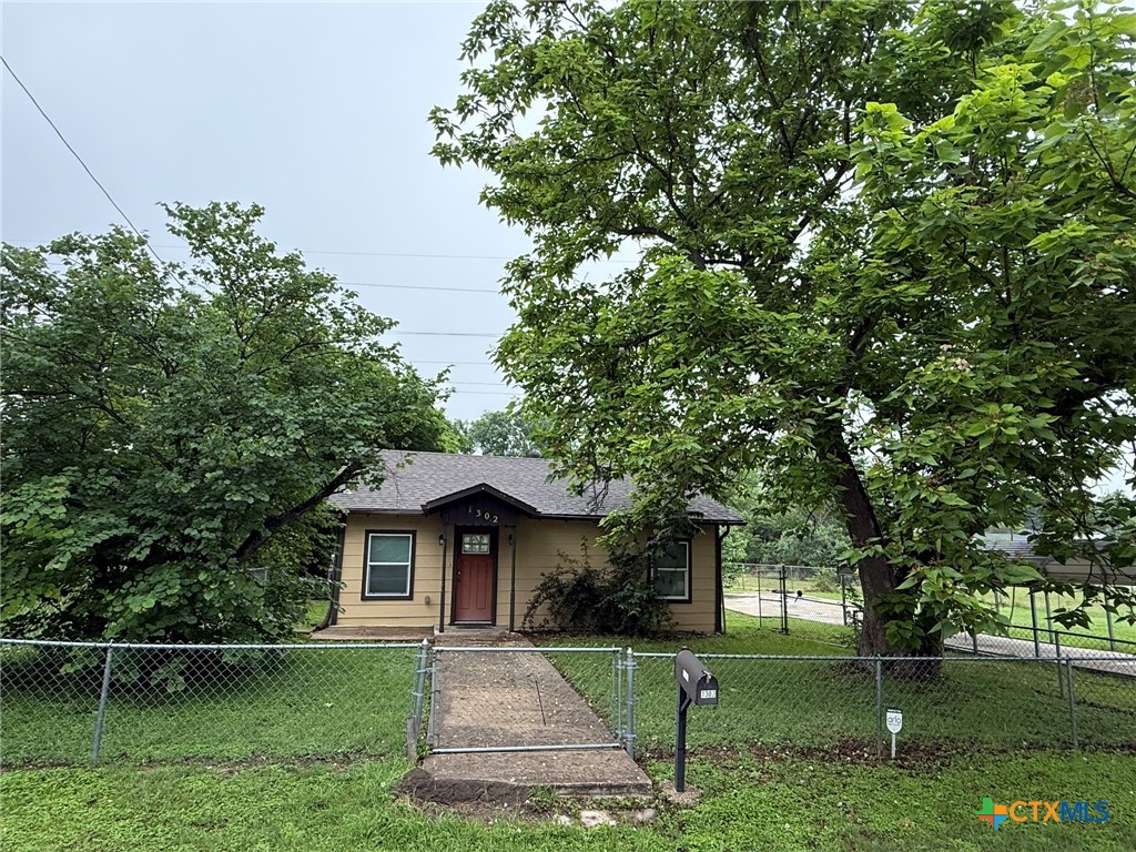 1302 E Avenue F Property Photo 1