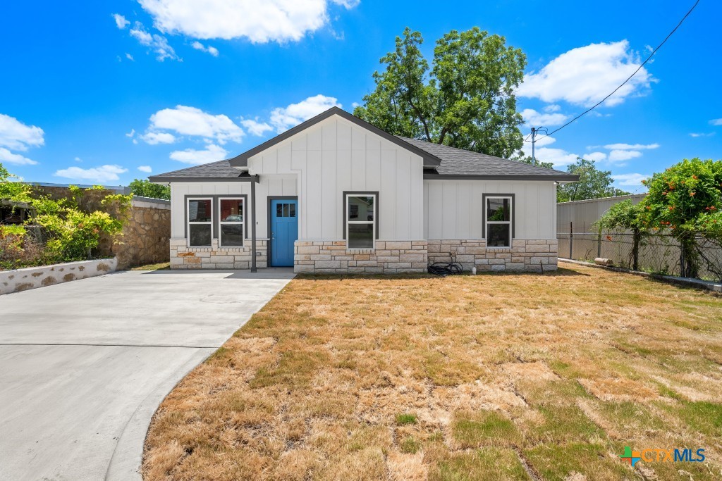 606 Bridge Street Property Photo 2