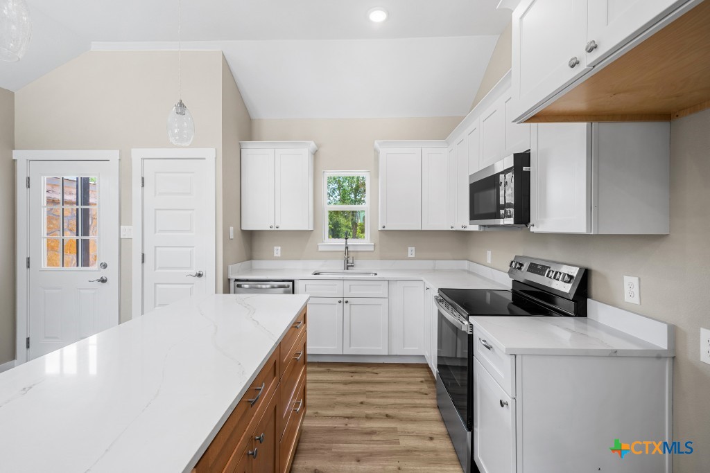 606 Bridge Street Property Photo 4