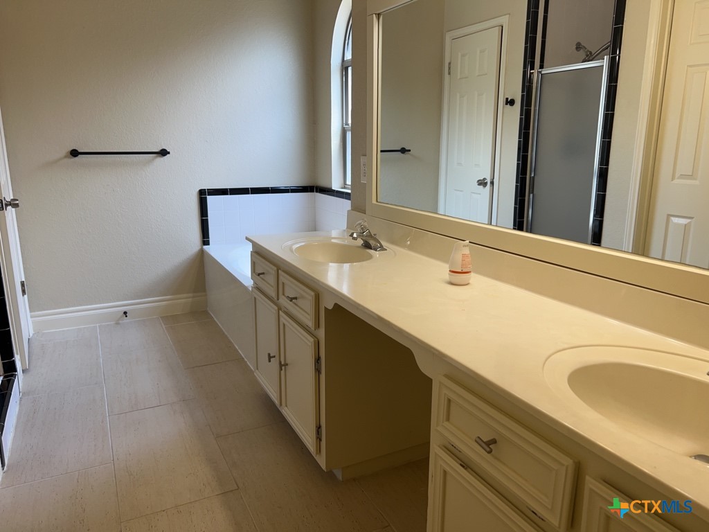 3906 Lone Oak Drive Property Photo 6