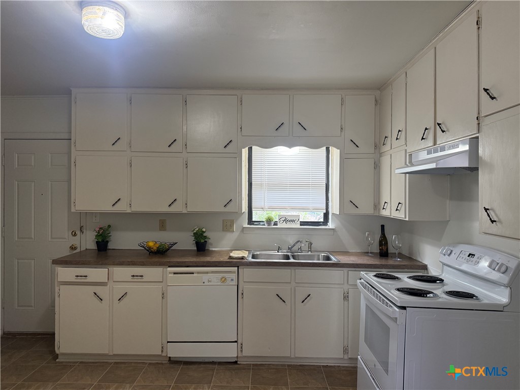 1301 E Avenue H Property Photo 6