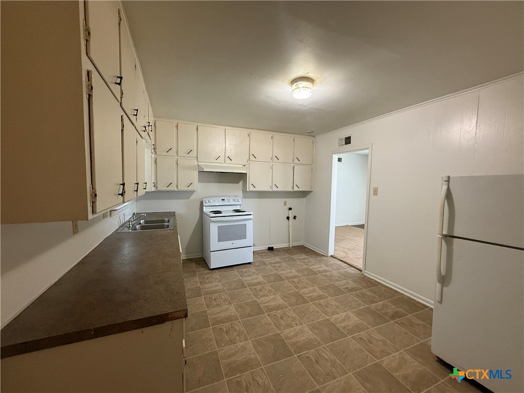 1301 E Avenue H Property Photo 8