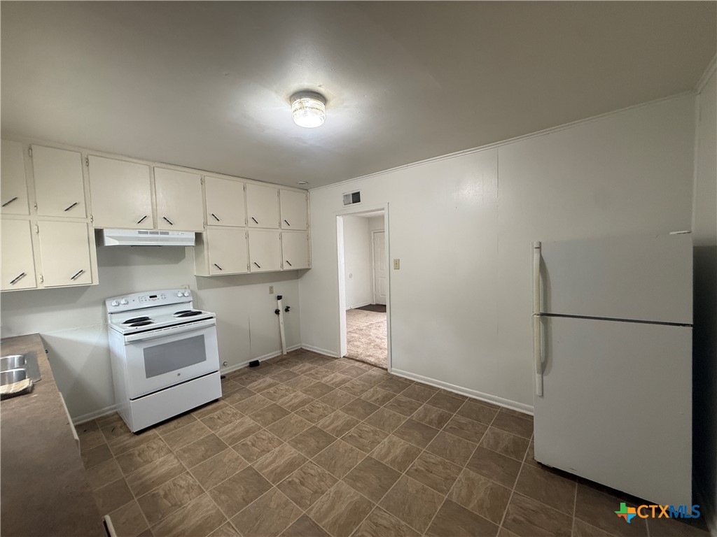 1301 E Avenue H Property Photo 9
