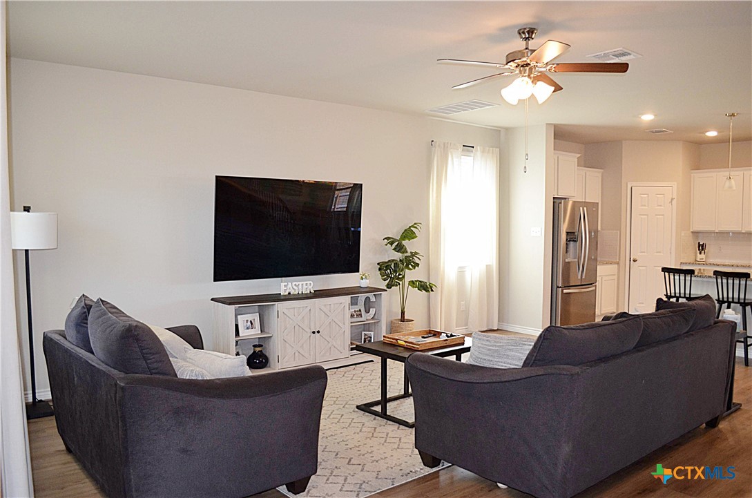 1716 Friesian Loop Property Photo 3