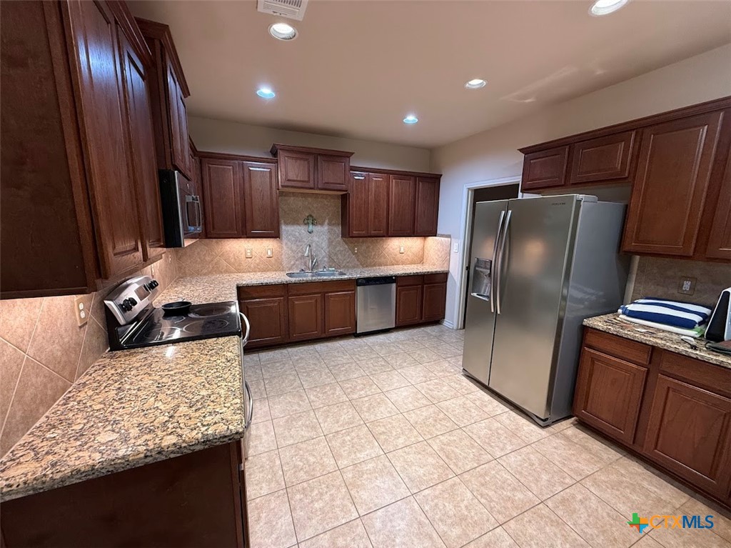 976 Parkview Drive Property Photo 3