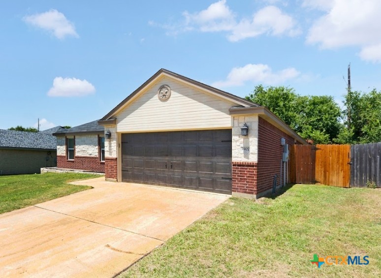 3907 Dewitt County Court Property Photo 3