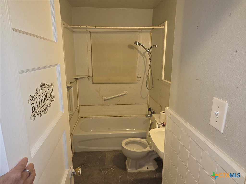 921 Duval Court Property Photo 9