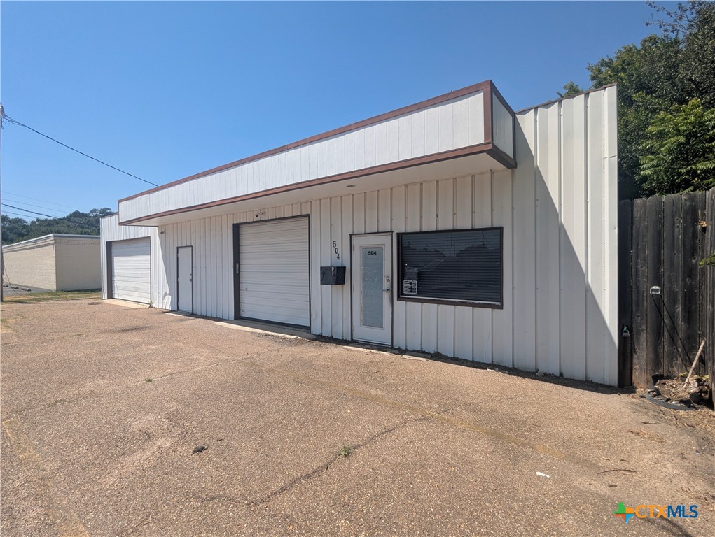 504 E Warren Avenue Property Photo 3