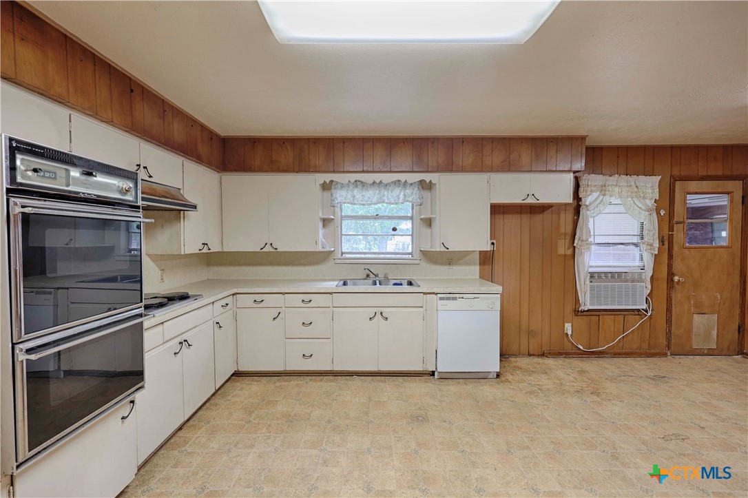 200 Young Street Property Photo 9