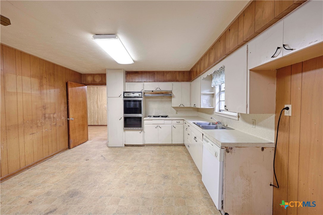 200 Young Street Property Photo 10