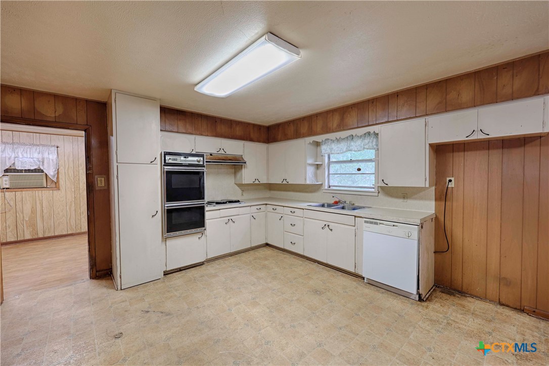 200 Young Street Property Photo 11