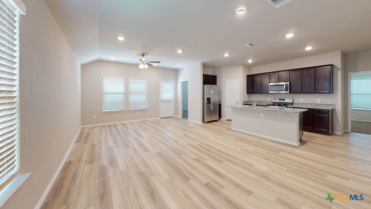573 Hector Loop Property Photo 3