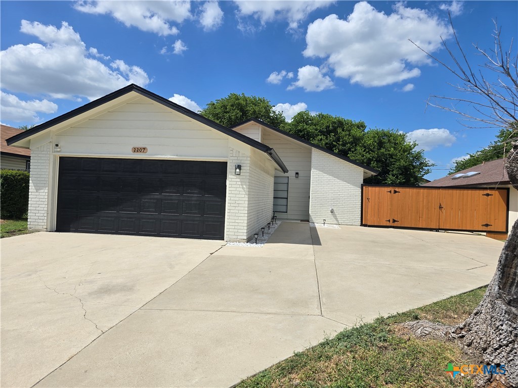 2207 Coach Drive Property Photo 1