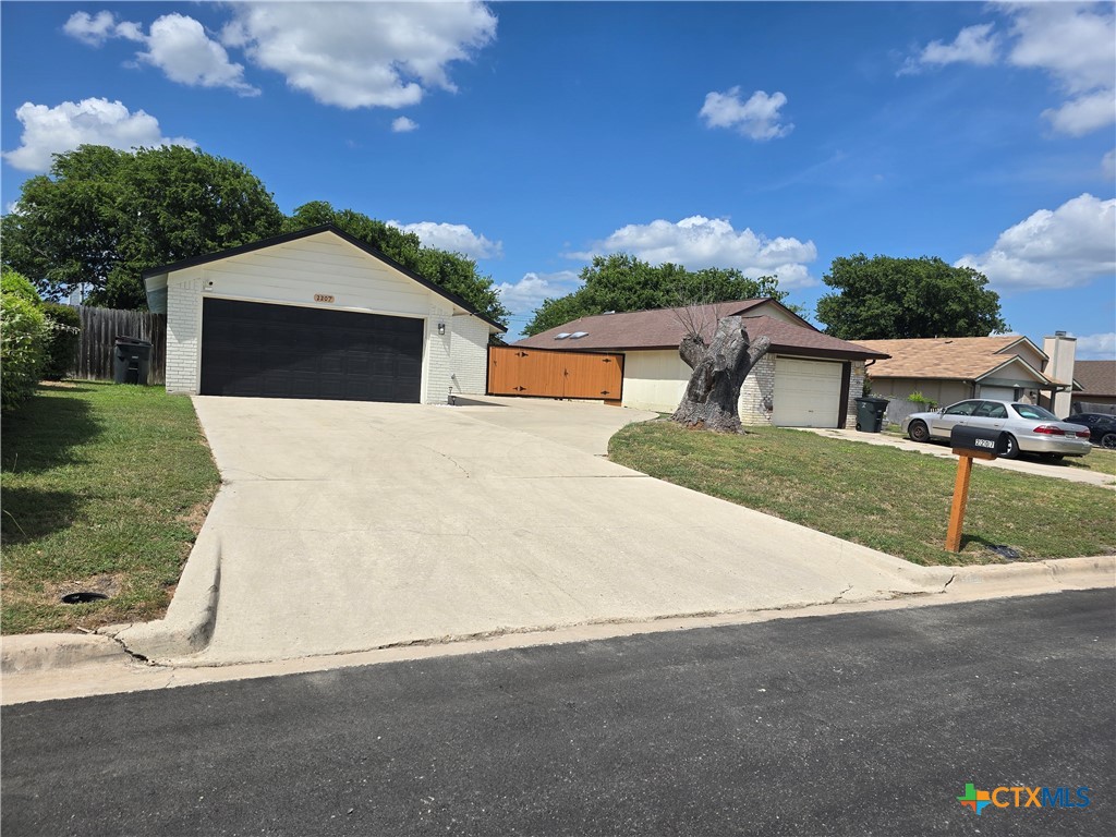 2207 Coach Drive Property Photo 2
