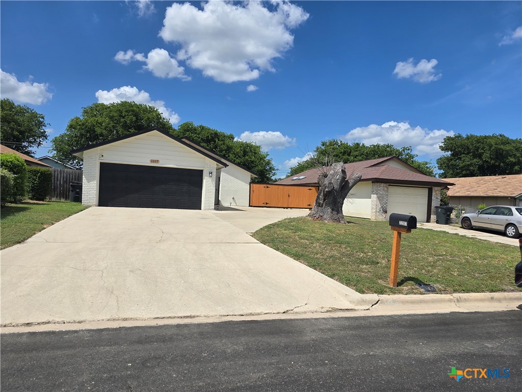 2207 Coach Drive Property Photo 3