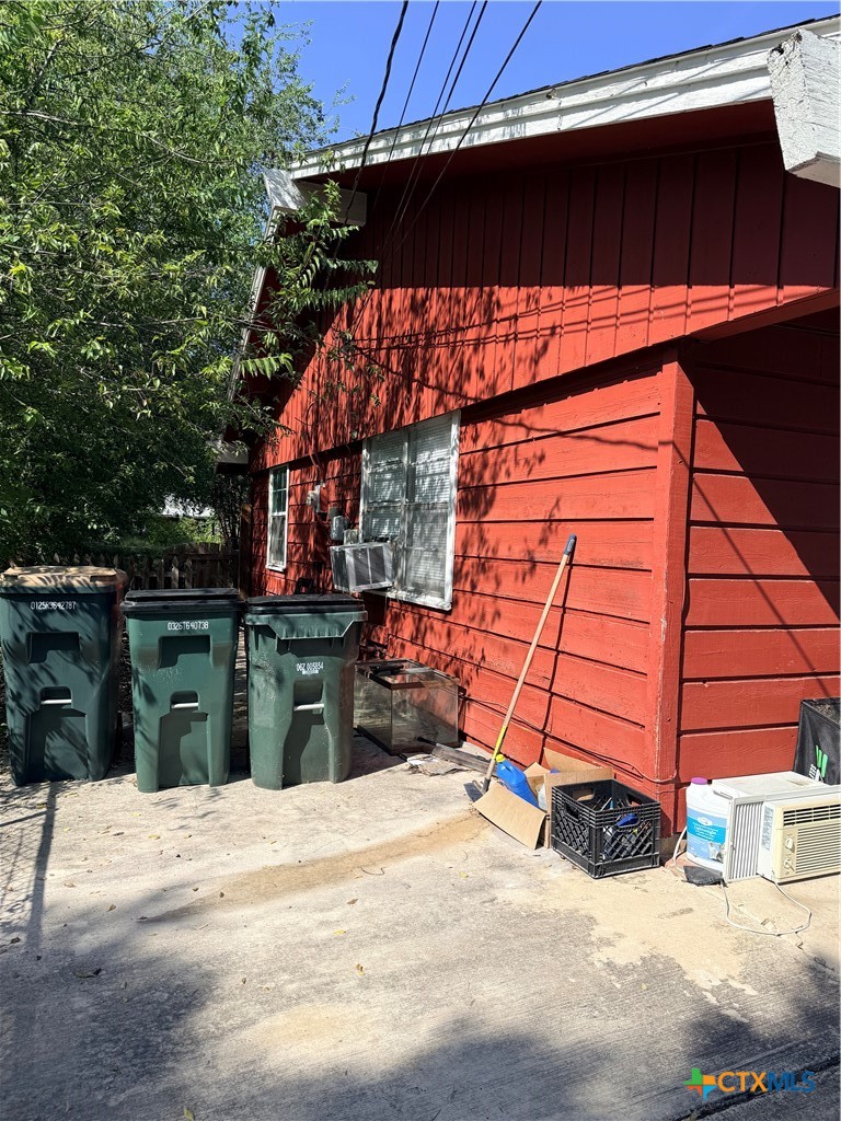 1114 Reyes Street Property Photo 2
