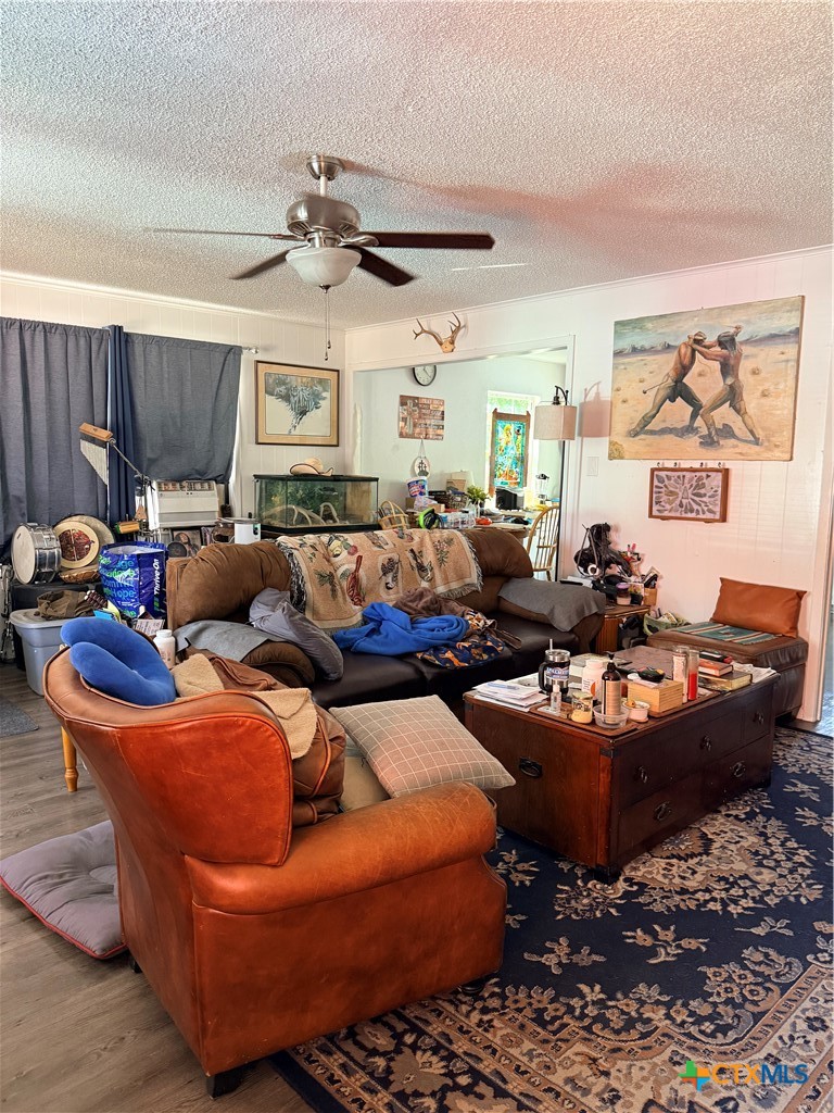 1114 Reyes Street Property Photo 4