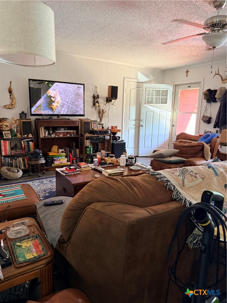 1114 Reyes Street Property Photo 6