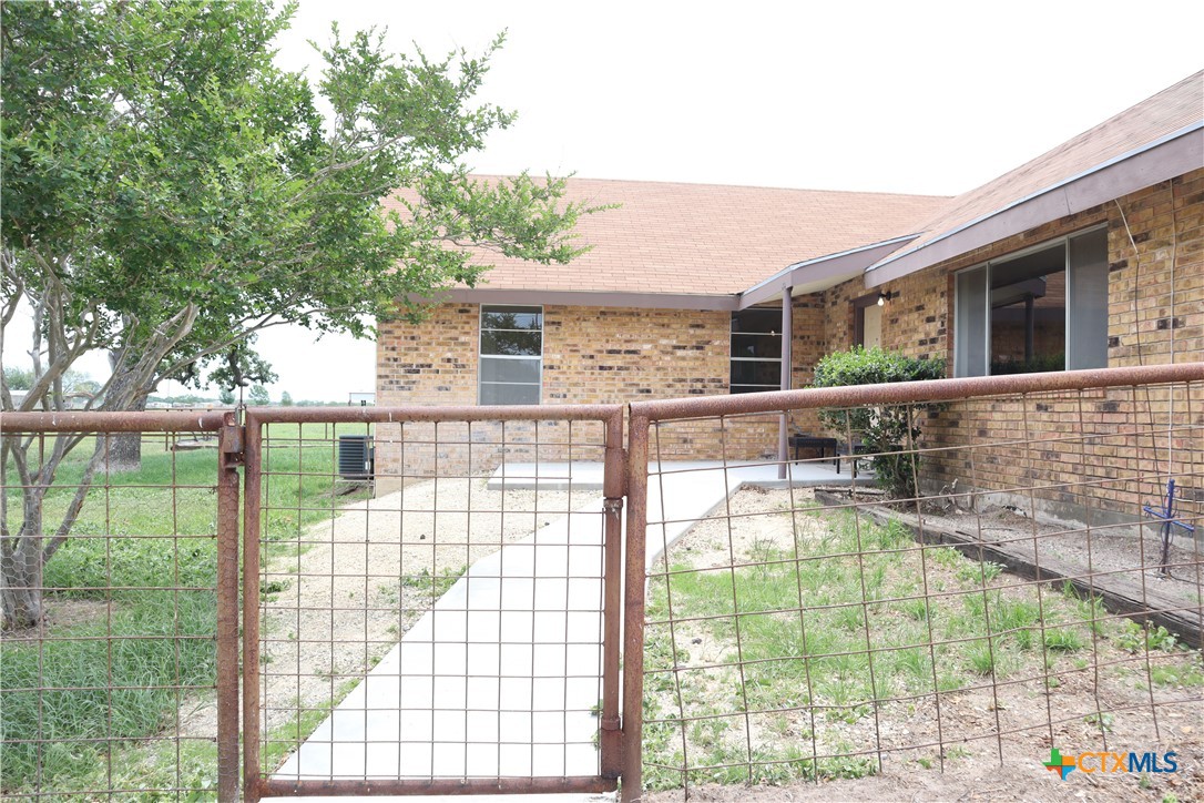 707 Old Seguin Luling Property Photo 2