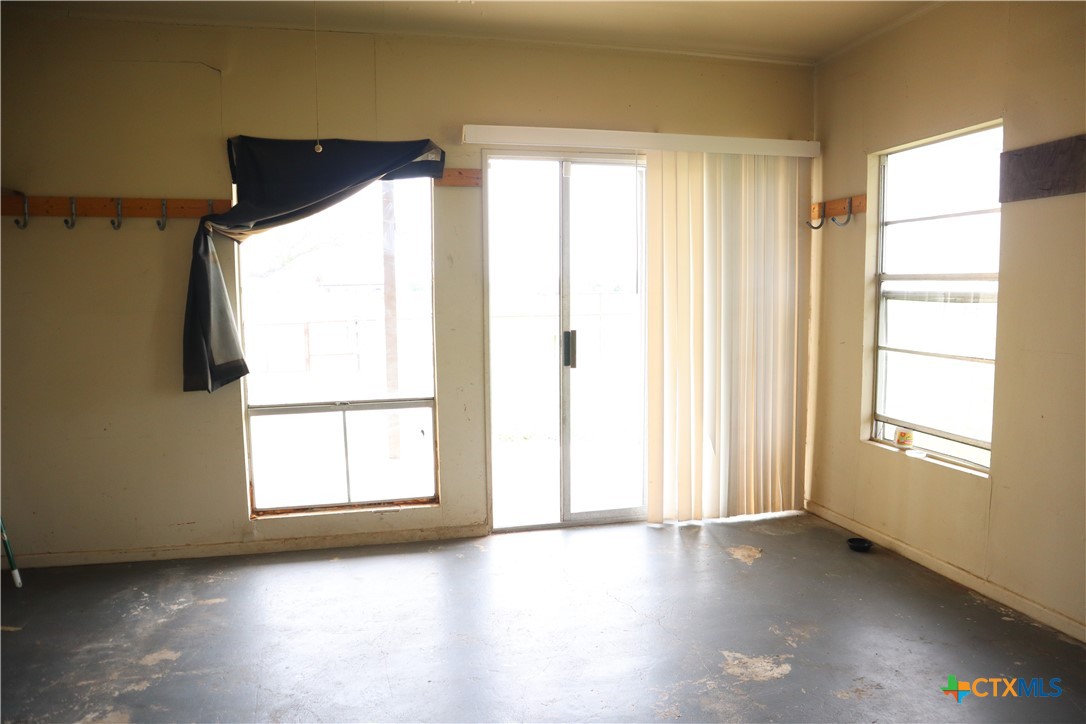 707 Old Seguin Luling Property Photo 6