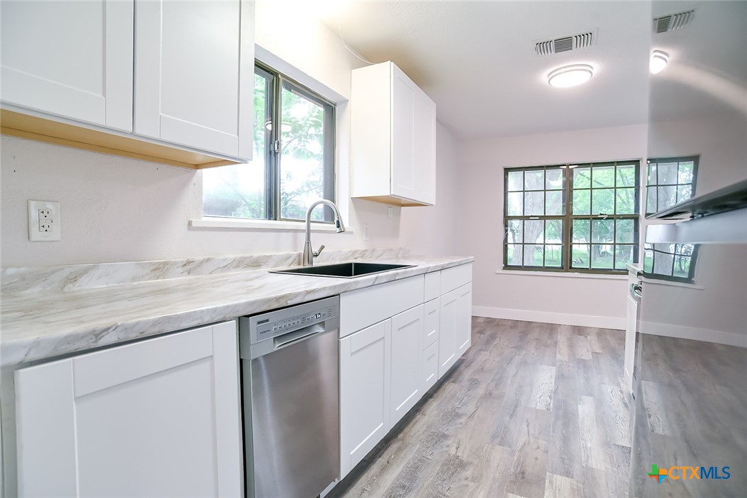 1225 W Coll Street Property Photo 9